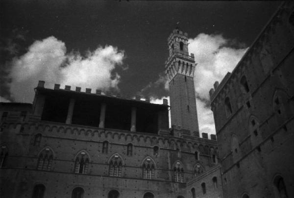 Siena - Il retro del Palazzo Pubblico e la Torre del Mangia