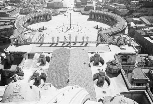 Roma. Piazza S. Pietro. Veduta della piazza dalla sommità della cupola, con la copertura della chiesa in primo piano e la città sullo sfondo