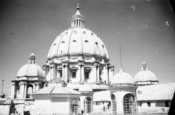 Roma. Ripresa dal basso delle cupole di S.Pietro, con il cupolone al centro