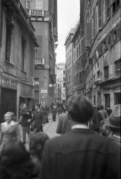 Italia Dopoguerra. Genova - Caruggio - persone