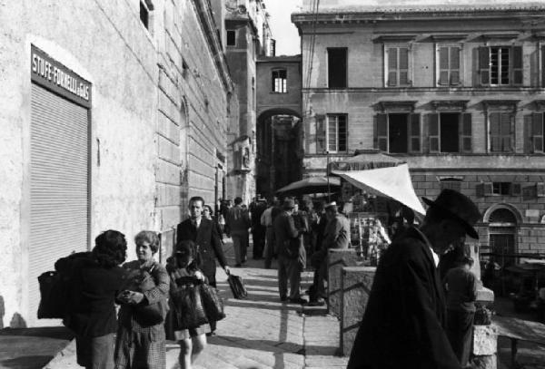 Italia Dopoguerra. Genova - Persone passeggiano per strada