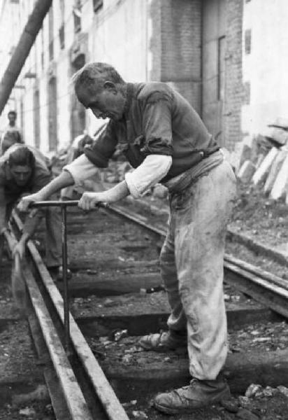 Italia Dopoguerra. Genova - Operaio al lavoro su binari ferroviari