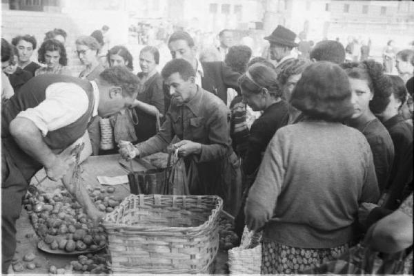 Italia Dopoguerra. Milano. Vendita al mercato di prodotti a prezzi calmierati. Folla davanti a un banco