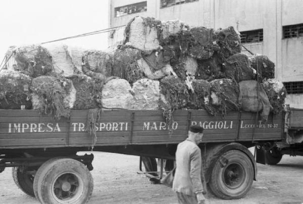 Italia Dopoguerra. Genova - Porto - Rimorchio di un autocarro con carico di cotone