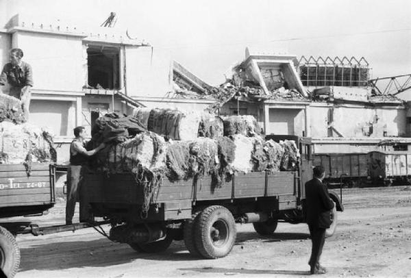 Italia Dopoguerra. Genova - Porto - Rimorchio di un autocarro con carico di cotone