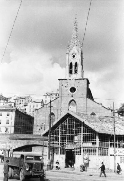 Italia Dopoguerra. Genova - Scorcio di area nei pressi del porto e in prossimità di una chiesa