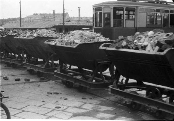 Italia Dopoguerra. Milano. Vagoni del trenino speciale per la raccolta delle macerie - sullo sfondo un tram