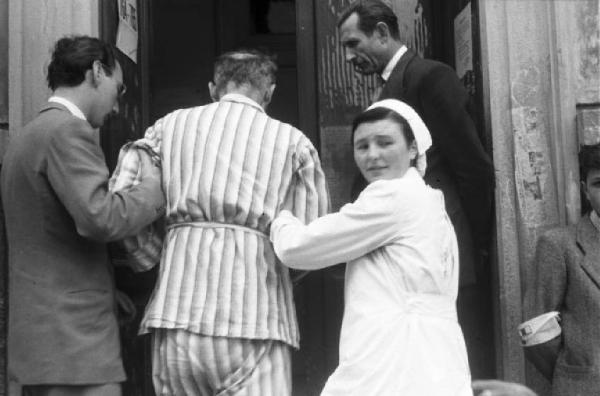 Referendum 1946 Repubblica o Monarchia. Milano - Ufficio elettorale - Infermiera e uomo adulto aiutano anziano