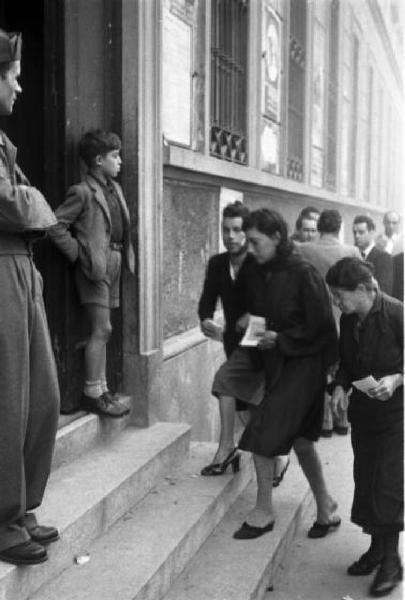Referendum 1946 Repubblica o Monarchia. Milano - Ufficio elettorale - Cittadine e cittadini all'ingresso