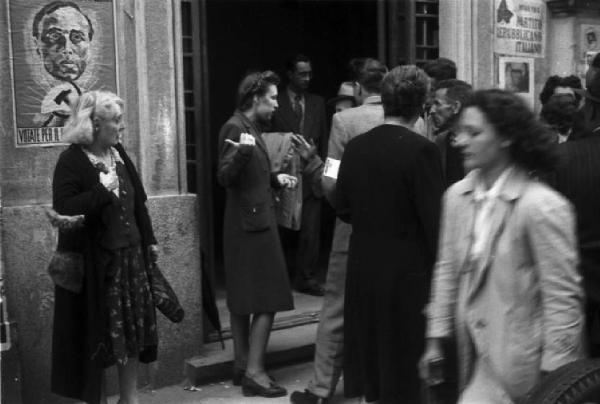 Referendum 1946 Repubblica o Monarchia. Milano - Ufficio elettorale - Cittadini - Manifesti di propaganda elettorale