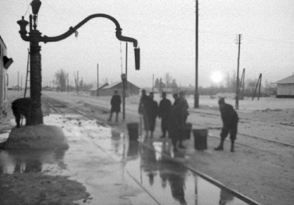 Campagna di Russia. Ucraina - rifornimento d'acqua - militari