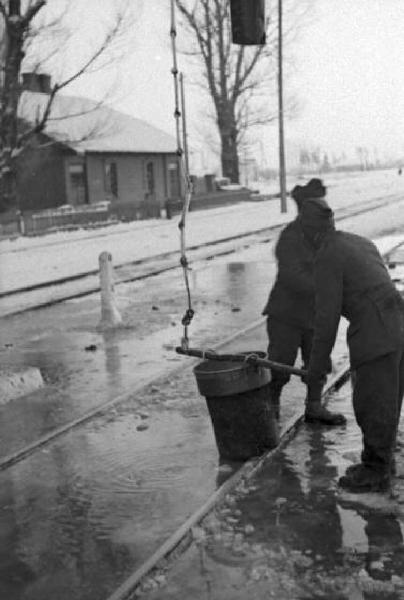 Campagna di Russia. Ucraina - rifornimento d'acqua - militari