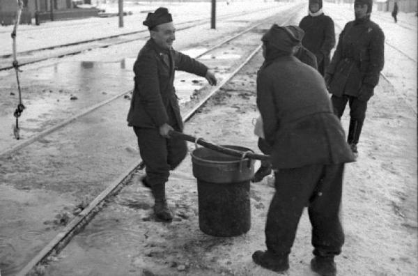 Campagna di Russia. Ucraina - rifornimento d'acqua - militari