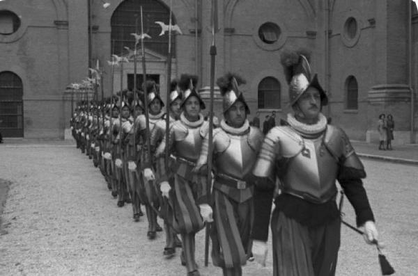 Roma. Città del Vaticano. Giuramento Guardia Svizzera. Le guardie sfilano al centro del cortile di San Damaso