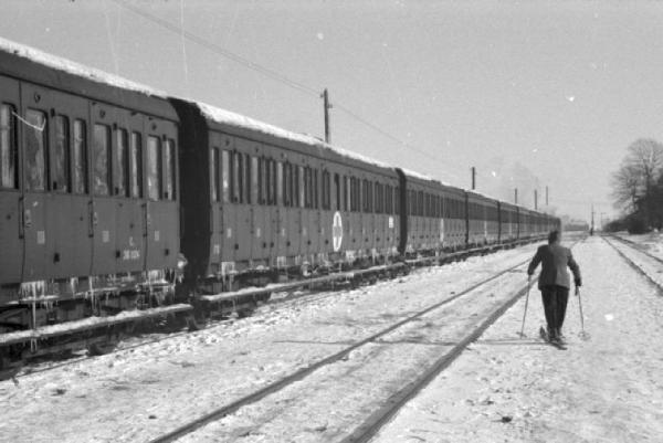 Campagna di Russia. Ucraina - treno ospedale - uomo con gli sci da fondo