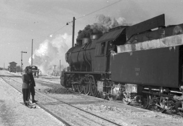 Campagna di Russia. Ucraina - treno ospedale - locomotore - uomo con gli sci da fondo