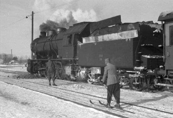 Campagna di Russia. Ucraina - treno ospedale - locomotore - uomo con gli sci da fondo