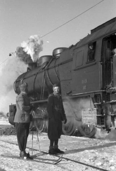 Campagna di Russia. Ucraina - treno ospedale - locomotore - uomo con gli sci da fondo