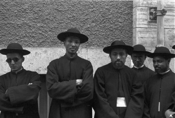 Roma. Città del Vaticano. Giuramento Guardia Svizzera. Ritratto di gruppo di preti etiopi intervenuti alla cerimonia