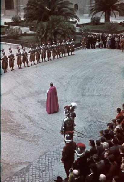 Roma. Città del Vaticano. Giuramento Guardia Svizzera. Guardie allineate con vescovo e comandante al centro del cortile durante un momento della cerimonia