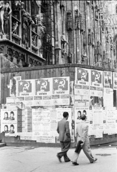 Referendum 1946 Repubblica o Monarchia. Milano - Piazza del Duomo - Palizzata di recinzione del duomo - Manifesti elettorali - Passanti
