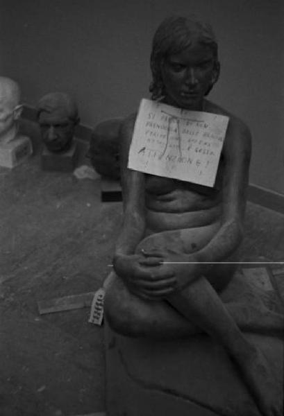Roma. Palazzo delle Esposizioni. IV Quadriennale. Allestimento mostra - scultura di un nudo femminile poggiato a terra