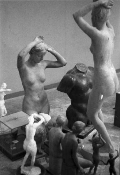 Roma. Palazzo delle Esposizioni. IV Quadriennale. Allestimento mostra - gruppo di sculture di nudi femminili