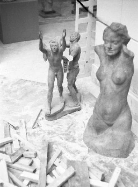 Roma. Palazzo delle Esposizioni. IV Quadriennale. Allestimento mostra - gruppo di sculture poggiate a terra tra segatura e assi