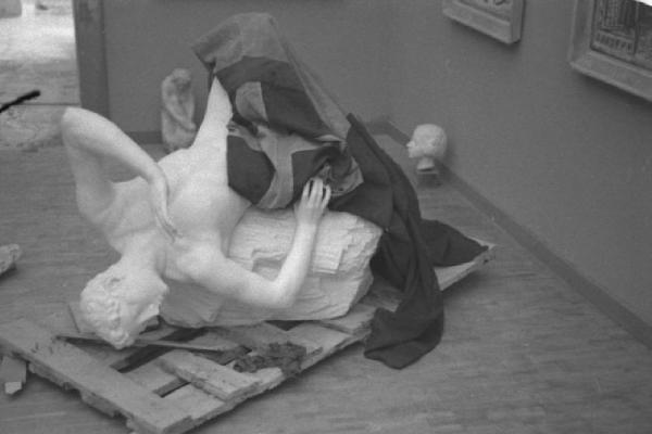 Roma. Palazzo delle Esposizioni. IV Quadriennale. Allestimento mostra - scultura su bancale parzialmente coperta da un telo