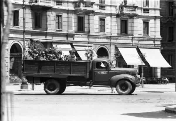 Italia Dopoguerra. Milano. Mezzo militare con soldati di passaggio presso l'Arco della Pace