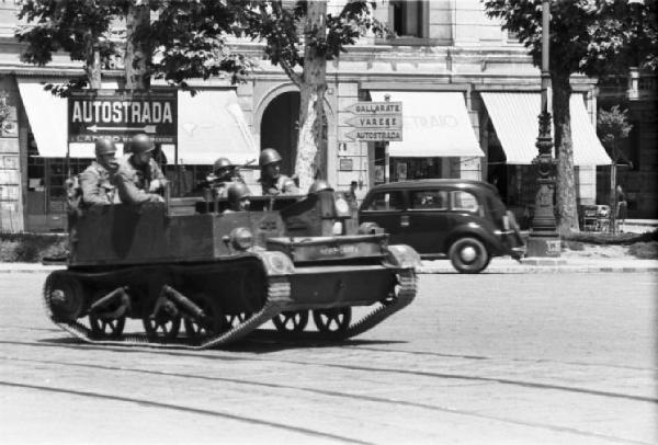 Italia Dopoguerra. Milano. Mezzo militare cingolato con soldati di passaggio presso l'Arco della Pace