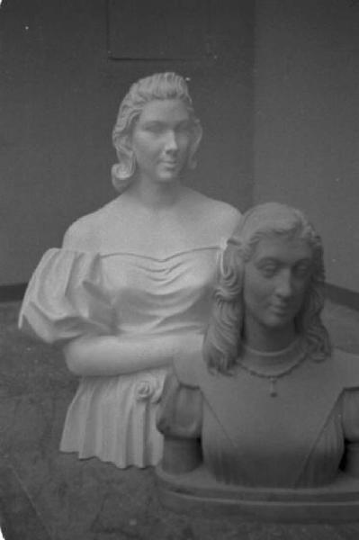 Roma. Palazzo delle Esposizioni. IV Quadriennale. Allestimento mostra - coppia di busti femminili poggiati a terra