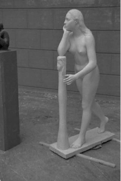 Roma. Palazzo delle Esposizioni. IV Quadriennale. Allestimento mostra - scultura di nudo femminile in attesa di essere collocata