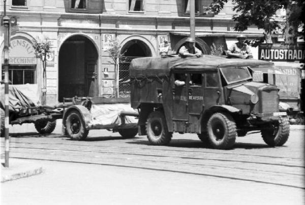 Italia Dopoguerra. Milano. Mezzo militare con traino per le vie della città