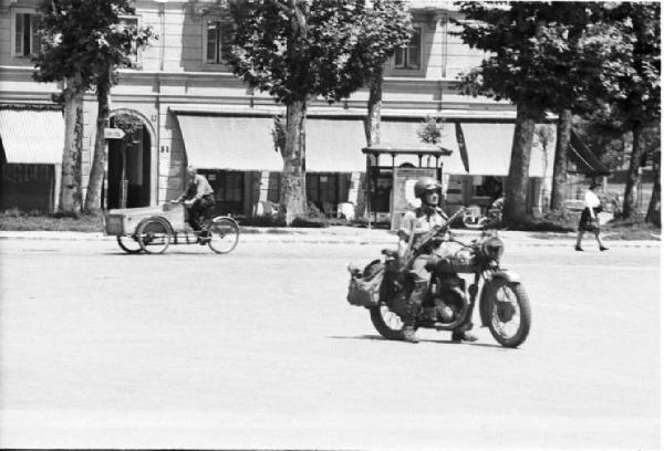 Italia Dopoguerra. Milano. Soldato a bordo di una motocicletta militare nei pressi dell'Arco della Pace