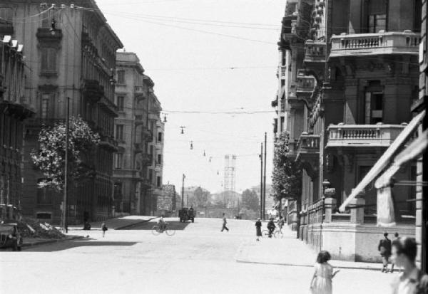 Italia Dopoguerra. Milano. Strada cittadina nei pressi di Corso Sempione