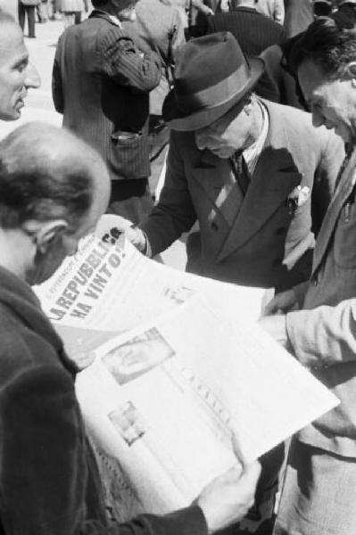 Referendum 1946 Repubblica o Monarchia. Milano - Piazza del Duomo - Vittoria della Repubblica - Gruppo di persone legge un quotidiano
