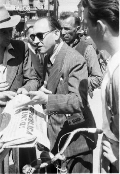 Referendum 1946 Repubblica o Monarchia. Milano - Piazza del Duomo - Vittoria della Repubblica - Gruppo di persone legge un quotidiano