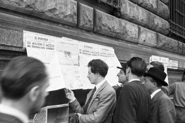Referendum 1946 Repubblica o Monarchia. Milano - Muro - Pagine de "Il popolo" recanti i risultati elettorali - Persone