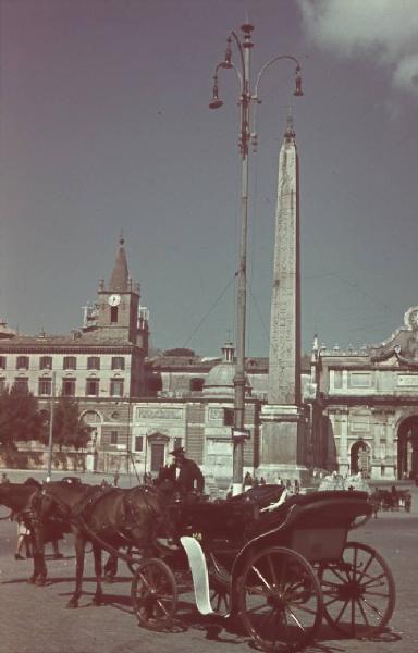 Roma. Piazza del Popolo - carrozza trainata da cavalli - lampione - obelisco
