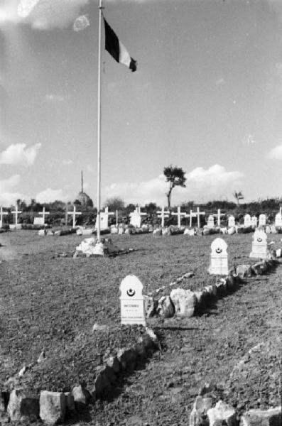 Italia Dopoguerra. Radicofani - Il cimitero di guerra, le lapidi di caduti ignoti