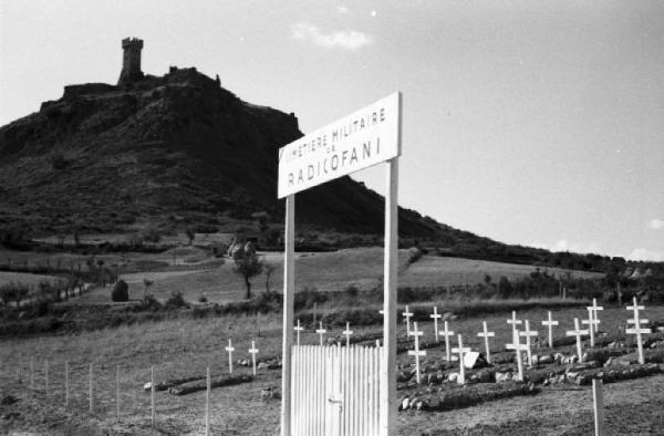 Italia Dopoguerra. Radicofani - Il cimitero di guerra - Sullo sfondo la rocca con la torre merlata