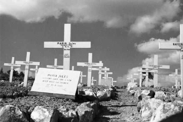 Italia Dopoguerra. Radicofani - Il cimitero di guerra, le croci dei caduti francesi