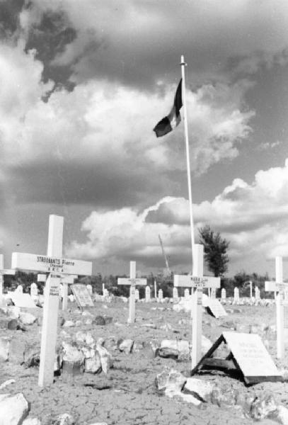 Italia Dopoguerra. Radicofani - Il cimitero di guerra, le croci dei caduti francesi tra cui sventola una bandiera tricolore