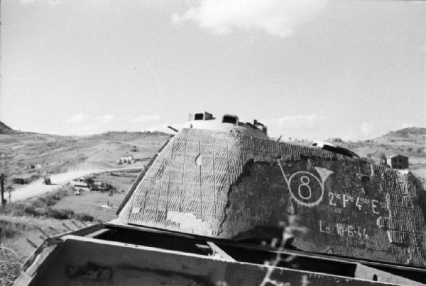 Italia Dopoguerra. Radicofani - La torretta di un carroarmato abbandonato con ancora i numeri di matricola