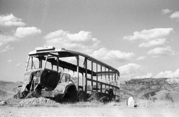 Italia Dopoguerra. Radicofani - Lo scheletro di un autobus abbandonato nella campagna