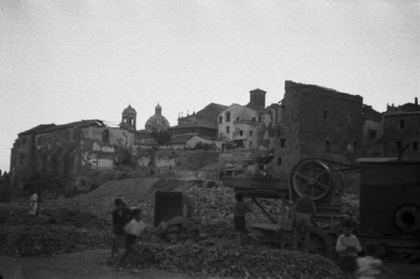 Italia Dopoguerra. Viterbo - Edifici distrutti dopo i bombardamenti - In primo piano un nastro trasportatore che raccoglie le macerie