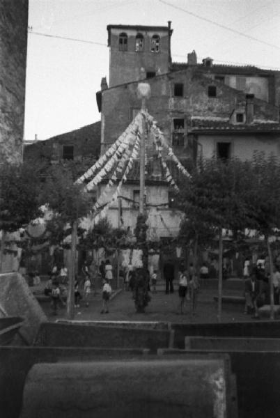 Italia Dopoguerra. Viterbo - centro storico parato a festa