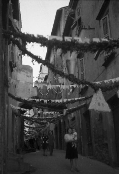 Italia Dopoguerra. Viterbo - centro storico parato a festa - vicolo