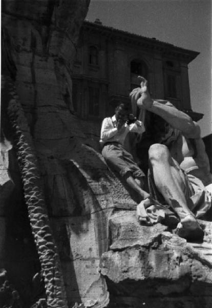 Roma - Piazza Navona, fotografo in posa tra le sculture della Fontana dei Fiumi